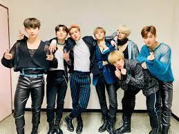 Monsta x official light stick ver2 comes fully packaged with stand and wristband, and it has the starship sticker on the back of the box. Monsta X Announces 3rd Official Fanclub Concert Overseas Achievements