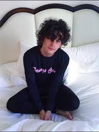 Curly Hair Don T Care Matty Healy The 1975 Healy