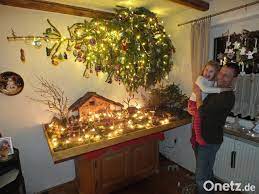 Sich gehen lassen, keine selbstdisziplin haben. An Der Decke Aufgehangt Schwebender Christbaum Onetz