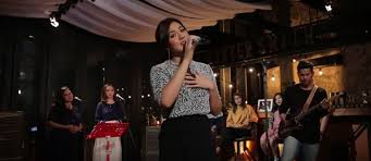 Lagu ini ada di dalam album naluri. Kunci Gitar Dan Lirik Lagu Mantan Terindah Oleh Raisa Okezone Celebrity
