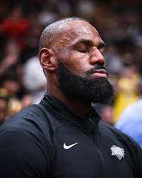 Per un record mitologico non poteva che esserci un finale epico. Un finale  che sembra un manifesto della pallacanestro e della mentalità del signore  in foto. 120 pari, palla Lakers, 3 secondi