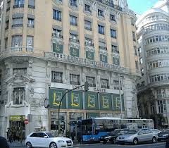 Since it was founded in 1923, la casa del libro has made an effort to promote the publishing world, carrying the widest range of references in all of spain although they also have a website which allows customers to purchase online, their flagship is undoubtedly their store on gran vía, with four floors. Cristiano Ronaldo Compra El Edificio De La Casa Del Libro De Gran Via Zona Retiro