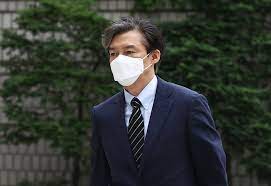 조선일보가 성매매 사건 기사에 조국 전 법무부 장관과 그의 딸 조민씨의 일러스트를 사용해 논란이다. Qloosr6o9ncdim