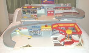 80 S Hot Wheels Sto N Go Clean Fold Out Car Wash Service Station Playse 3 Cars Car Wash Services Car Wash Service Station