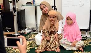Dalam unggahannya, oki menuliskan duka citanya terhadap sang ayah yang lebih dulu meninggalkannya. Oki Setiana Dewi Minta Doa Ria Ricis Dikuatkan Posisinya Masih Di Atas Gunung Seleb Tempo Co
