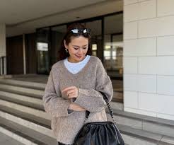 春ニットは絶対「ベージュ」＋白T！シックな大人リラックスコーデ【40代の毎日コーデ】｜OTONA SALONE