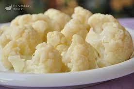 Se non sai cosa preparare il cavolfiore per colazione, usa la seguente ricetta. Ricetta Cavolfiori A Vapore Le Ricette Dello Spicchio D Aglio