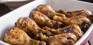 No hay muchas diferencias entre cocinar un pollo congelado y descongelado dentro del horno, pero hay dos indicaciones: Los 10 Errores Basicos Que Cometes Al Cocinar El Pollo