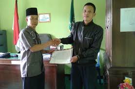 Surat keputusan sk pembagian tugas mengajar merupakan salah satu bagian administrasi guru yang penting karena di gubakan sebagai bukti fisik jika ada monev. Guru Ngaji Curup Tengah R L Terima Sk Dari Baznas Rejang Lebong