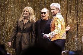 It was barry manilow's last studio album to reach the top 10 until the greatest songs of the fifties 27 years. Michael Kors Throws A 70s Bash With Barry Manilow On Stage