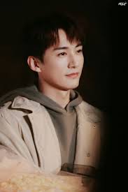 Liu Xue Yi è incredibilmente affascinante nel suo prossimo drama di vita  quotidiana in un mondo parallelo, "What If", dove è il protagonista  maschile (la data di trasmissione non è ancora certa). :