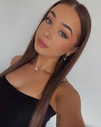 Lola Parker's Instagram, Twitter & Facebook