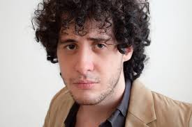 Ella sabe dibujar con todo el cuerpo la forma del agua. Lleva el signo de  fuego. Y una mirada inescrutable. . La foto es del gran: @joako1846