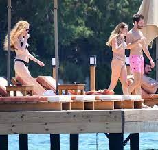 Ezgi Eyüboğlu, Bodrum'da denize girip güneşlenerek gününü geçirirken oyuncu  Burak Berkay Akgül'ün sevgilisi Özge Yağız olmadan tek başına tatil yaptığı  gözlemlendi. (Eren Gürel Habertürk) #ezgieyüboğlu #burakberkay #magazin