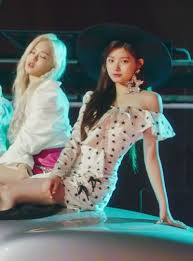 Yiren S Fashion In Everglow S Bon Bon Chocolat Mv Look 1 Codipop Fashion Off Shoulder Fashion Bon Bons