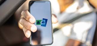Imagem mostra close na mão de motorista apresentando celular ...