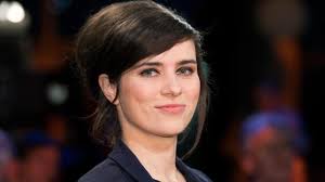 She got her first tv role in the episode der ferienjob in the zdf series achterbahn in 1997. Schauspielerin Nora Tschirner Versucht S Mit Ihrem Neuen Film Mal Ernst Augsburger Allgemeine