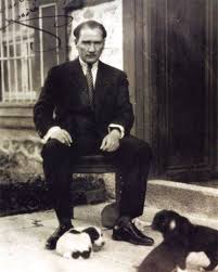 Mustafa Kemal Ataturk Ve Yavru Kopekler Mustafa Kemal Ataturk And Puppies Fotograf Tarih Takim Fotograflari