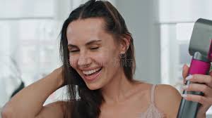 Ritratto Di Una Giovane Donna Brasiliana Eccitata Che Riceve Buone Notizie  Al Cellulare All'aperto. La Signora Sorridente Gode Di Stock Footage