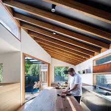 Une Superbe Extension Avec Toit En Pente D Une Maison Australienne In 2020 Weatherboard House Farm House Living Room House