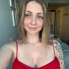 Rena Powers's Instagram, Twitter & Facebook