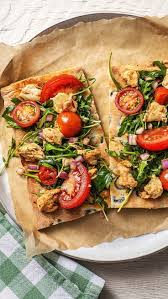 Rezept Sommerbruschetta Pizza Mit Oliven Kirschtomaten Rucola Balsamico Hello Fresh Rezepte Balsamico Fresh Rezepte Kirschtomaten Essen Kochen