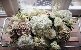 Wedding flowers delight the senses and add to the ambience of your special day. Country Garden Wedding Flowers 10 Perfect Picks The Velvet Daisy