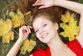 Abbiamo detto che una perdita di circa 100 capelli al giorno è un processo normale, ma durante l'autunno, l'incubo di una perdita maggiore si fa strada. Caduta Dei Capelli Stagionale E Anomala In Autunno E Primavera