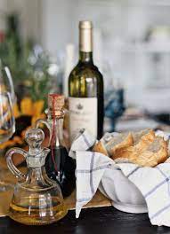 With fall just around the corner, parties are heading indoors and the holiday vibes are getting turned up. Pin On Italian Table Decorations