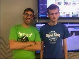 Uno dei modi più facili sarebbe fare un mining unito con ether, cioè ognuno che trova un blocco di ethereum riceve anche un tuo token. Ethereum Vitalik Buterin Creatore Di Ethereum Visita Gli Uffici Di Etoro Criptovalute24