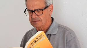 Pedro Maya Romero recopila en un libro su programa radiofónico