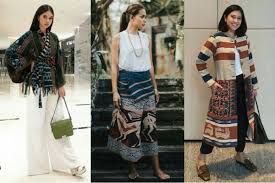 Krisdayanti mengenakan gaun panjang berwarna merah, sementara iis dahlia tampil manis dengan kebaya berwarna biru mudanya. 11 Inspirasi Style Etnik Ala Artis Indonesia Dengan Kain Tenun
