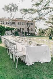 Die Hochzeit An Einer Langen Hochzeitstafel Im Freien Feiern Und Das Mediterrane Feeling Ist Garantiert Location Hochzeitstafel Toskana Hochzeit Draussen