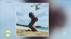 Alejandra Guzmán posa en topless en la playa y muestra cuerpazo