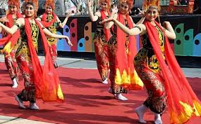 Rebana yang digunakan terbuat dari kulit hewan yang telah dilapisi, kemudian dipasang pada kayu yang telah dibentuk setengah lingkaran. Tari Remo Menggunakan Properti