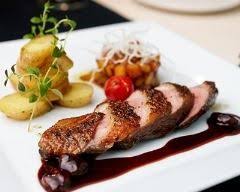 Canard Aux Poires Chocolat Et Piment D Espelette Recette Plat Gastronomique Gastronomie Magret De Canard