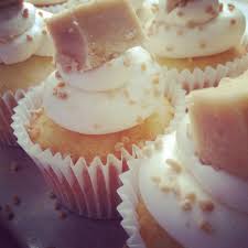 Cupcake Vanille Sirop D Erable Et Sucre A La Creme Vanilla Cupcake With Maple Sirup Sugar And Fudge Cupcake Cakes Food Cupcakes
