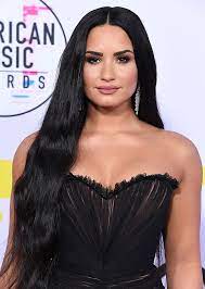 Beyonce knowles is another celebrity who always fancies the use of hair extensions. Celebrities With Black Hair Who Ll Make You Want To Join The Dark Side