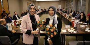 42 yaşında olmasına karşın birçok kıymetli özelliği üzerinde taşıyan bir başarı abidesi. Fatmanur Altun Kimdir Nerelidir Fahrettin Altun Un Esi Fatmanur Altun Hayati Biyografisi Fotograf 9