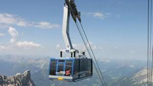 Das seil ist ohne stütze 3.213 meter weit gespannt. Ehrwald Tirol Dutzende Fahrgaste Aus Gondel Der Zugspitzbahn Befreit Tirol