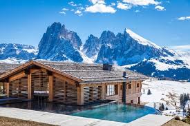 Discover The Fantastic Adler Mountain Lodge On Alpe Di Siusi In Trentino Alto Adige Surrounded By The Snow And The B Chalet Design Hotels Design Mountain Lodge