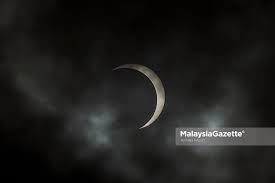 Gerhana matahari adalah peristiwa terhalangnya cahaya matahari oleh bulan sehingga tidak semua sinarnya sampai ke bumi. Fenomena Gerhana Matahari Anulus Di Malaysia