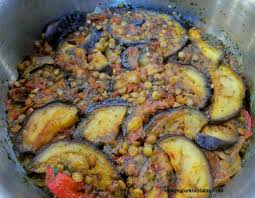 It is normally garnished with fresh salad and a creamy garlic sauce and or a tangy zesty hot red pepper sauce. Healthy Delicious And Easy Turkish Menu Ideas For Every Taste Ozlem S Turkish Table