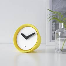 Ikea Deutschland Stolpa Uhr In Gelb Auf Einer Weissen Oberflache Uhrideen Wand Ideen Tischuhr