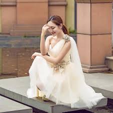 Jessica v photography schönes baby auf mamas hochzeitskleid. Grosshandel Madchen Spitze Blumen Prinzessin Kleid Mama Und Baby Mutter Tochter Hochzeitskleid Geburtstags Prinzessin Kostume Familie Identische Kleidung Von Brodksbros 38 46 Auf De Dhgate Com Dhgate