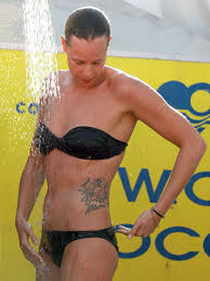 Le quattro olimpiadi disputate da federica pellegrini raccontano una meravigliosa atleta e la stella più. Nuoto Federica Pellegrini Tutti I Tatuaggi Della Campionessa Italiana Foto