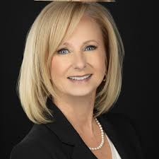 Lisa Courville's Instagram, Twitter & Facebook