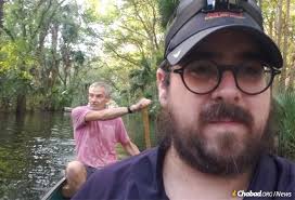 Rabbi Canoes Through Floodwaters to Bring Joy to Retiree Couple in Florida 