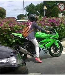 › cewek naik motor ninja. Biker Cewek Canti Naik Motor 250cc Paralel Engine Kakinya Jinjit Lagi Tetap Pakai Helm Meski Berjilbab Aripitstop