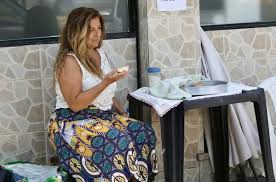 Lembra dela? Ex-atriz da Globo conta quanto fatura vendendo empadas na  calçada...